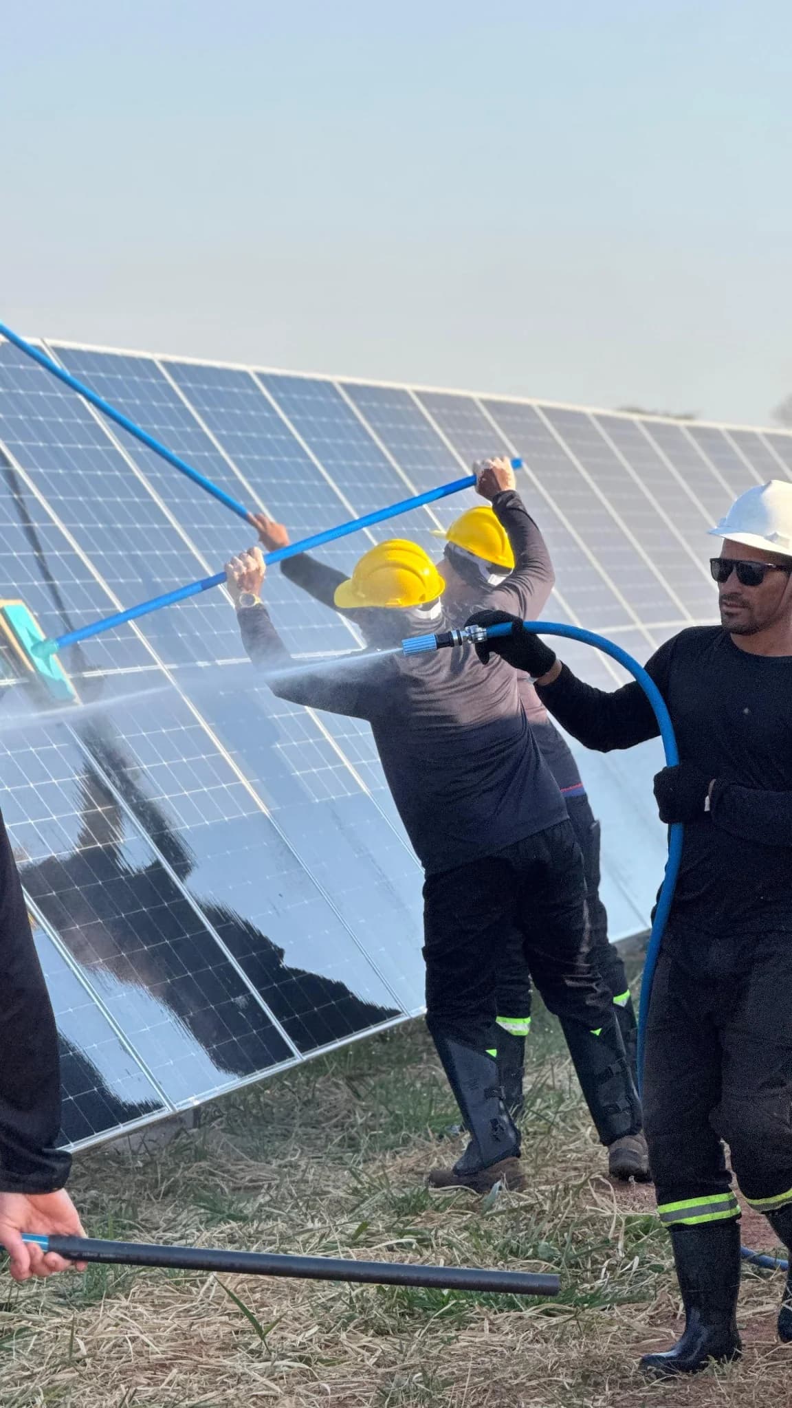Detalhe da lavagem técnica de módulos fotovoltaicos