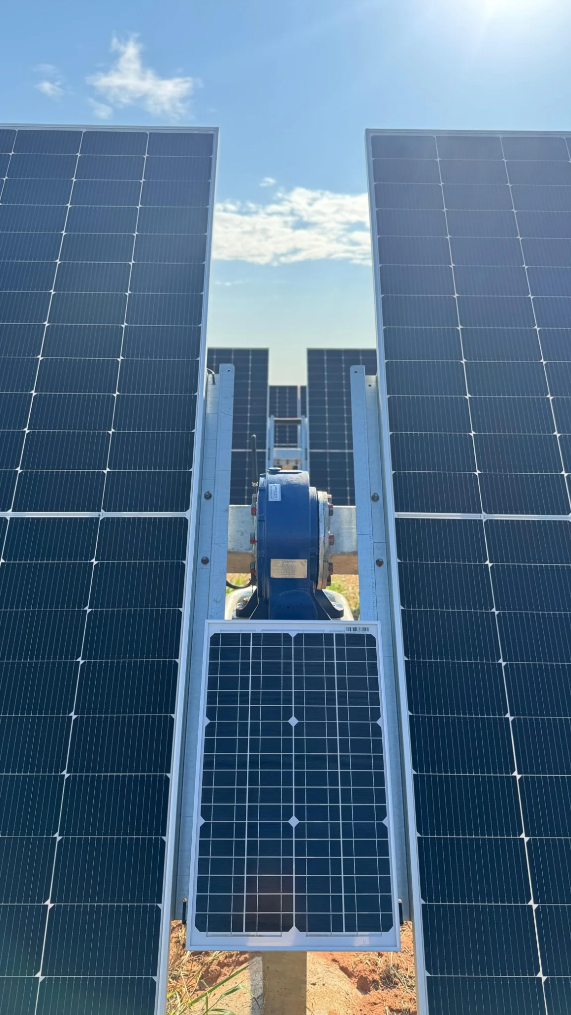 Detalhe mecânico de estrutura fotovoltaica na UFV Tupi Paulista