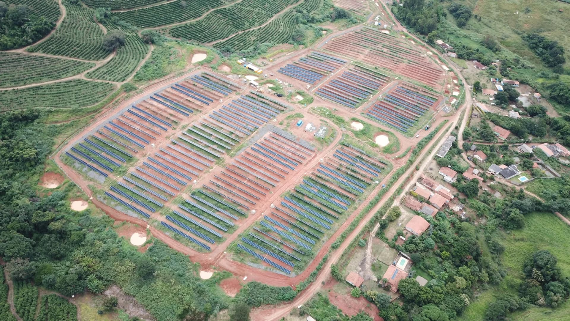 Vista aérea da UFV Guaxupé 8665 implantada em área de relevo verde