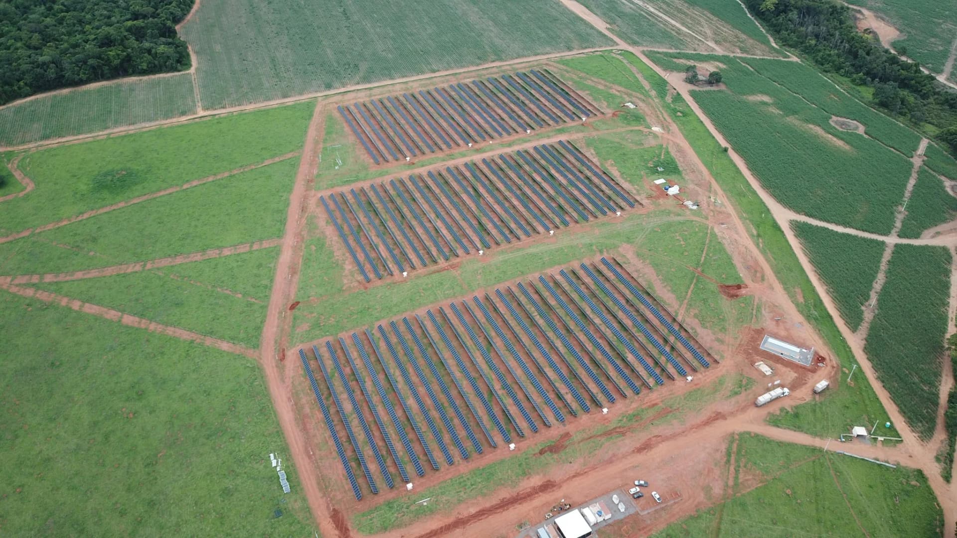 Vista aérea da UFV Itapaci com os blocos de módulos fotovoltaicos implantados