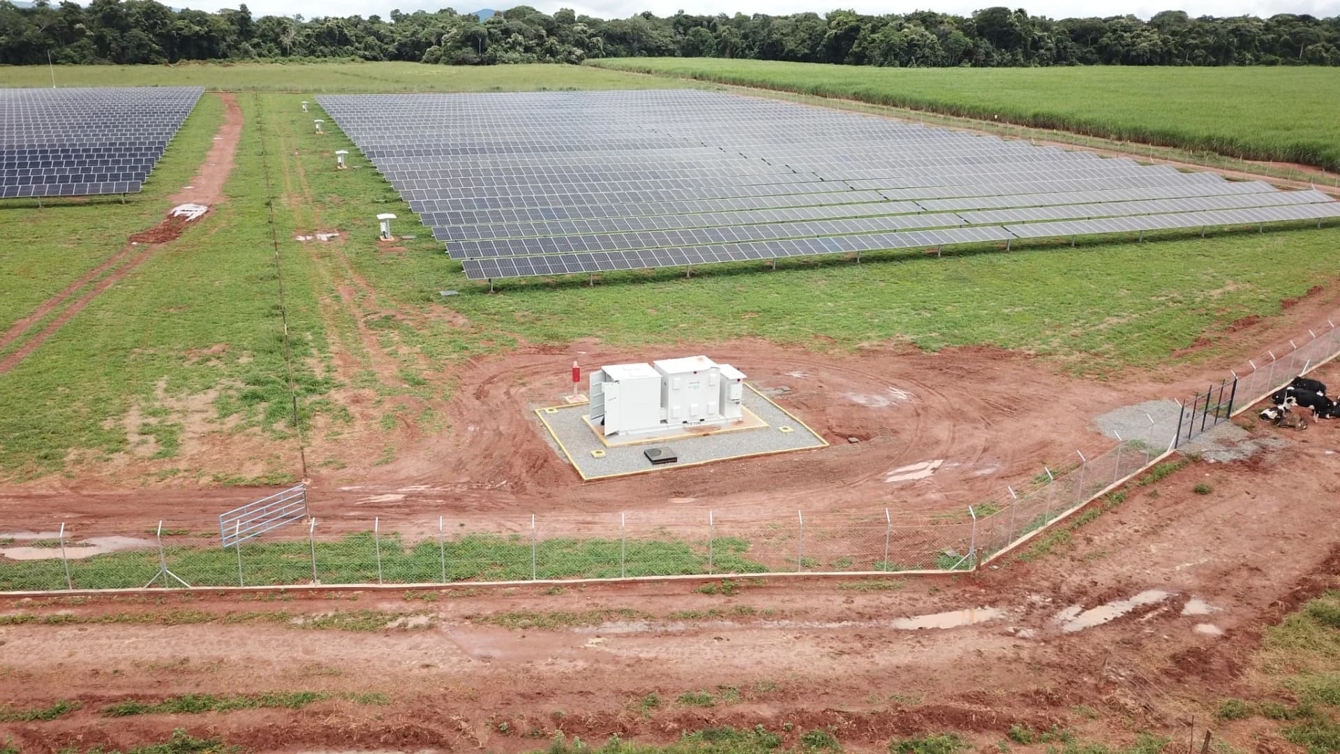 Área elétrica e subestação da UFV Itapaci em meio aos módulos